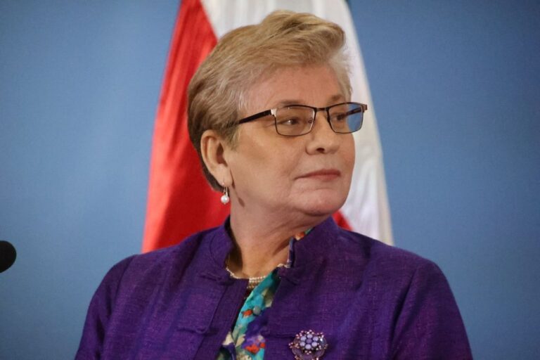 Magistrados obligan a Müller a “garantizarle” derechos a personas sordas