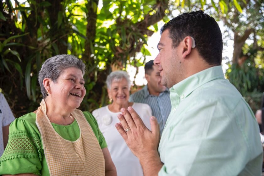 Álvaro Ramos hablando con la comunidad